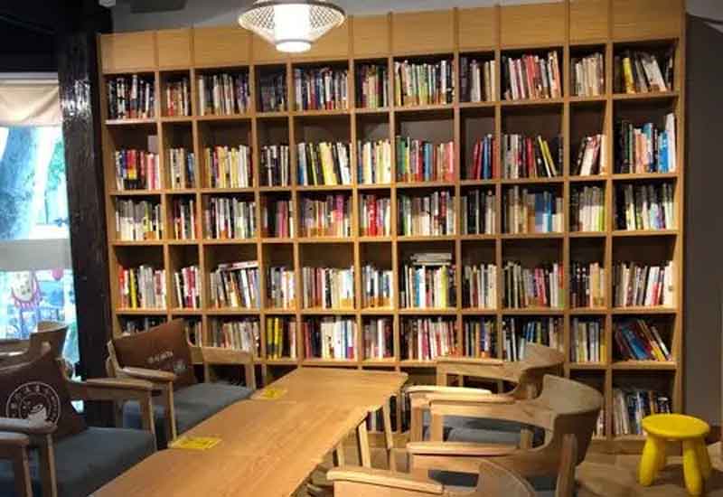 　　在快節(jié)奏的現(xiàn)代生活中，書店不僅是售賣書籍的場(chǎng)所，更是人們心靈棲息的港灣。對(duì)于鄭州的書店而言，如何通過(guò)裝修設(shè)計(jì)營(yíng)造濃郁的書香氛圍，打造舒適宜人的閱讀區(qū)，成為吸引讀者、提升競(jìng)爭(zhēng)力的關(guān)鍵。接下來(lái)，就從多個(gè)維度為你解析鄭州書店?duì)I造書香氛圍與舒適閱讀區(qū)的設(shè)計(jì)方案。  　　1、整體布局規(guī)劃：打造流暢閱讀動(dòng)線  　　合理的整體布局是營(yíng)造良好閱讀體驗(yàn)的基礎(chǔ)。鄭州書店在設(shè)計(jì)時(shí)，可采用開放式與半開放式相結(jié)合的布局。將暢銷書、熱門書籍放置在入口顯眼位置，吸引讀者目光;按照文學(xué)、社科、兒童等不同類別劃分書籍陳列區(qū)域，每個(gè)區(qū)域設(shè)置清晰的指示牌。同時(shí)，在各個(gè)區(qū)域間留出寬敞的通道，避免擁擠雜亂，形成流暢的閱讀動(dòng)線。此外，可設(shè)置獨(dú)立的文創(chuàng)產(chǎn)品區(qū)、咖啡休閑區(qū)，與書籍陳列區(qū)相互呼應(yīng)，既豐富書店業(yè)態(tài)，又能引導(dǎo)讀者自然穿梭于不同空間，延長(zhǎng)停留時(shí)間。  　　2、色彩與燈光設(shè)計(jì)：烘托靜謐書香氛圍  　　色彩和燈光對(duì)書店氛圍的營(yíng)造起著至關(guān)重要的作用。在色彩選擇上，應(yīng)以沉穩(wěn)、寧?kù)o的色調(diào)為主，墻面可選用米白色、淺灰色等淡雅色彩，搭配木質(zhì)書架的暖棕色，營(yíng)造出溫馨而不失莊重的氛圍。燈光設(shè)計(jì)則需兼顧功能性與氛圍營(yíng)造，采用柔和的暖光作為基礎(chǔ)照明，均勻照亮整個(gè)書店空間;在書架區(qū)域設(shè)置局部射燈，突出書籍陳列，方便讀者查找;閱讀區(qū)的燈光要更加柔和，可使用臺(tái)燈、落地?zé)舻?，避免?qiáng)光直射，為讀者打造靜謐舒適的閱讀環(huán)境，讓讀者沉浸在書香之中。  　　3、閱讀區(qū)細(xì)節(jié)設(shè)計(jì)：提升舒適閱讀體驗(yàn)  　　舒適的閱讀區(qū)是書店留住讀者的核心。閱讀區(qū)的座椅選擇至關(guān)重要，應(yīng)采用符合人體工程學(xué)的沙發(fā)、靠椅，搭配柔軟的坐墊和靠枕，確保讀者長(zhǎng)時(shí)間閱讀不易產(chǎn)生疲勞感。閱讀桌椅的高度要合理搭配，桌面寬敞，方便讀者放置書籍和飲品。同時(shí)，在閱讀區(qū)設(shè)置充足的電源插座和 USB 接口，滿足讀者電子設(shè)備充電需求。此外，閱讀區(qū)的隔音設(shè)計(jì)也不容忽視，可采用吸音材料裝飾墻面和天花板，減少外界噪音干擾，為讀者提供安靜的閱讀空間。  　　4、文化元素融入：強(qiáng)化書店獨(dú)特氣質(zhì)  　　融入豐富的文化元素能讓書店更具辨識(shí)度和吸引力。鄭州有著深厚的歷史文化底蘊(yùn)，書店可將本地文化特色融入裝修設(shè)計(jì)中。例如，在墻面裝飾上展示鄭州的歷史建筑、文化名人等圖片或繪畫;設(shè)置本土文化書籍專區(qū)，陳列與鄭州相關(guān)的歷史、民俗、藝術(shù)等書籍;還可定期舉辦與鄭州文化相關(guān)的講座、讀書分享會(huì)等活動(dòng)，讓書店成為傳播本土文化的平臺(tái)。此外，通過(guò)擺放藝術(shù)擺件、懸掛書法作品等方式，提升書店的文化品味，強(qiáng)化其獨(dú)特氣質(zhì)，讓讀者在閱讀之余，也能感受到文化的熏陶。  　　鄭州書店通過(guò)科學(xué)的整體布局規(guī)劃、巧妙的色彩燈光設(shè)計(jì)、貼心的閱讀區(qū)細(xì)節(jié)處理以及豐富的文化元素融入，能夠成功營(yíng)造出濃厚的書香氛圍與舒適的閱讀區(qū)。這樣的設(shè)計(jì)不僅能滿足讀者對(duì)高品質(zhì)閱讀環(huán)境的需求，還能讓書店成為城市文化的重要載體，吸引更多讀者走進(jìn)書店，享受閱讀的樂(lè)趣，為鄭州的文化建設(shè)與發(fā)展貢獻(xiàn)力量。