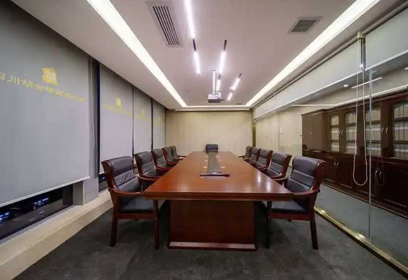 鄭州律師事務(wù)所裝修如何營造專業(yè)感？胡桃木+黃銅 