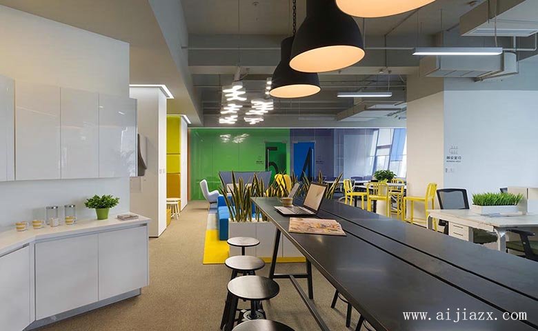 時(shí)尚創(chuàng)意的辦公室裝修效果圖