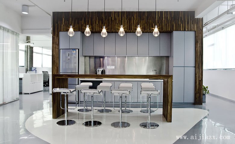 最新對比色調(diào)潮流時(shí)尚辦公室裝修效果圖